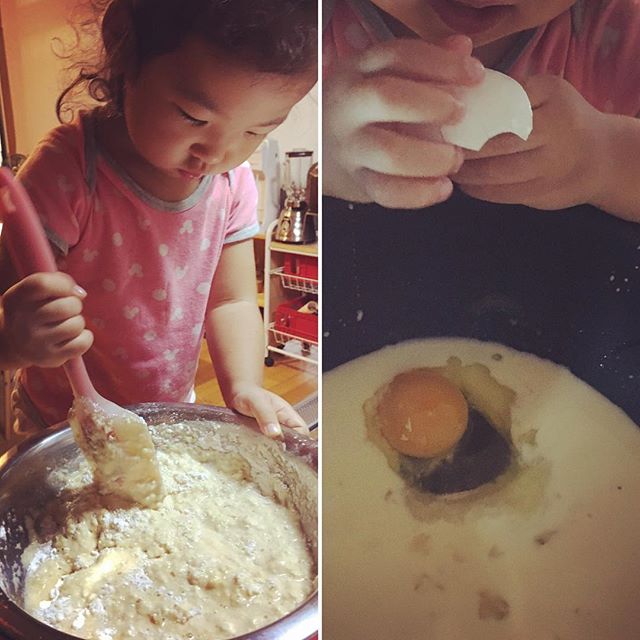 2歳になりたてから始めた卵割り。半年ほど経った頃から、キレイにできるようになりました。ごはんには常に卵をかけたい無類の卵好き娘！包丁も上達してきたけれど、使う姿を撮影する余裕はまだまだありません(*´-`)#2歳児#お手伝い#台所育児#生おから#ホットケーキ#パンケーキ材料は小麦粉・おから・豆乳・卵・BP・てん菜糖・海水塩